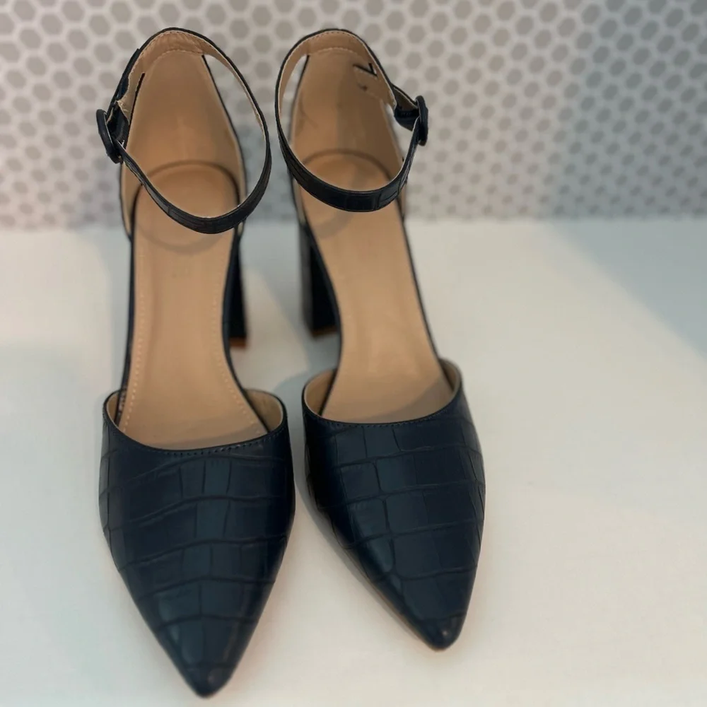 Fisace Women’s Blue Block Heels

Size 7 1/2 - Picture 2 of 7